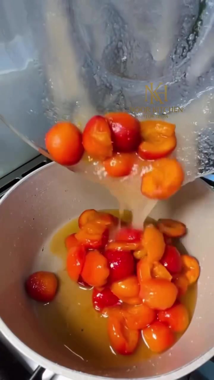 انقلي الخليط إلى قدر واسع واطهيه على نار متوسطة مع التحريك