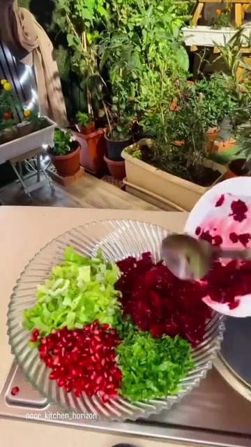 قطعي الخس، افرمي البقدونس، ابشري الشمندر وقطعي التفاح