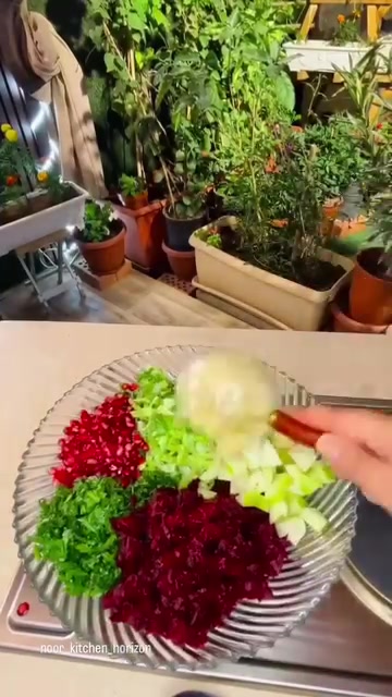 اجمعي المكونات في وعاء كبير مع حب الرمان والبرغل