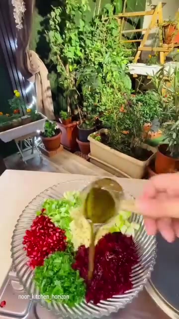 اخفقي عصير الليمون ودبس الرمان وزيت الزيتون والملح