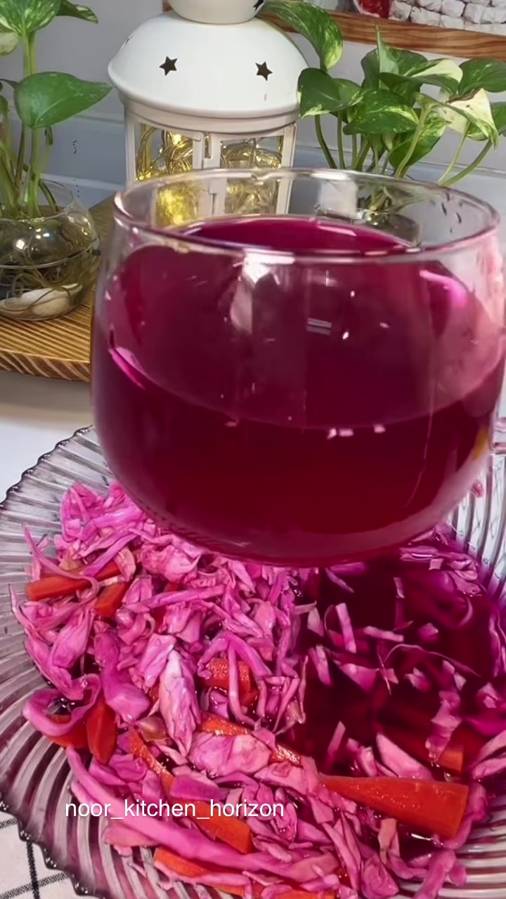 ذوّبي الملح الخشن والسكر وملح الليمون في الماء، ثم أضيفي