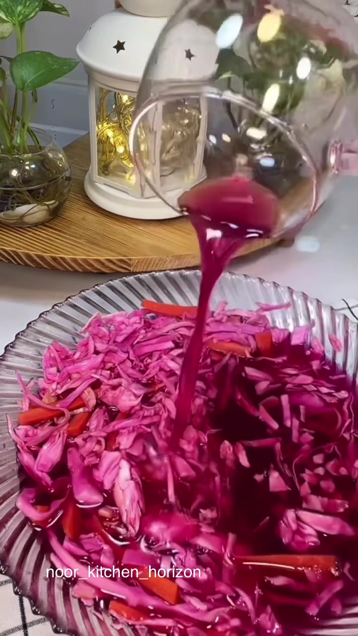 اسكبي المحلول فوق الخضار حتى تغمر تماماً