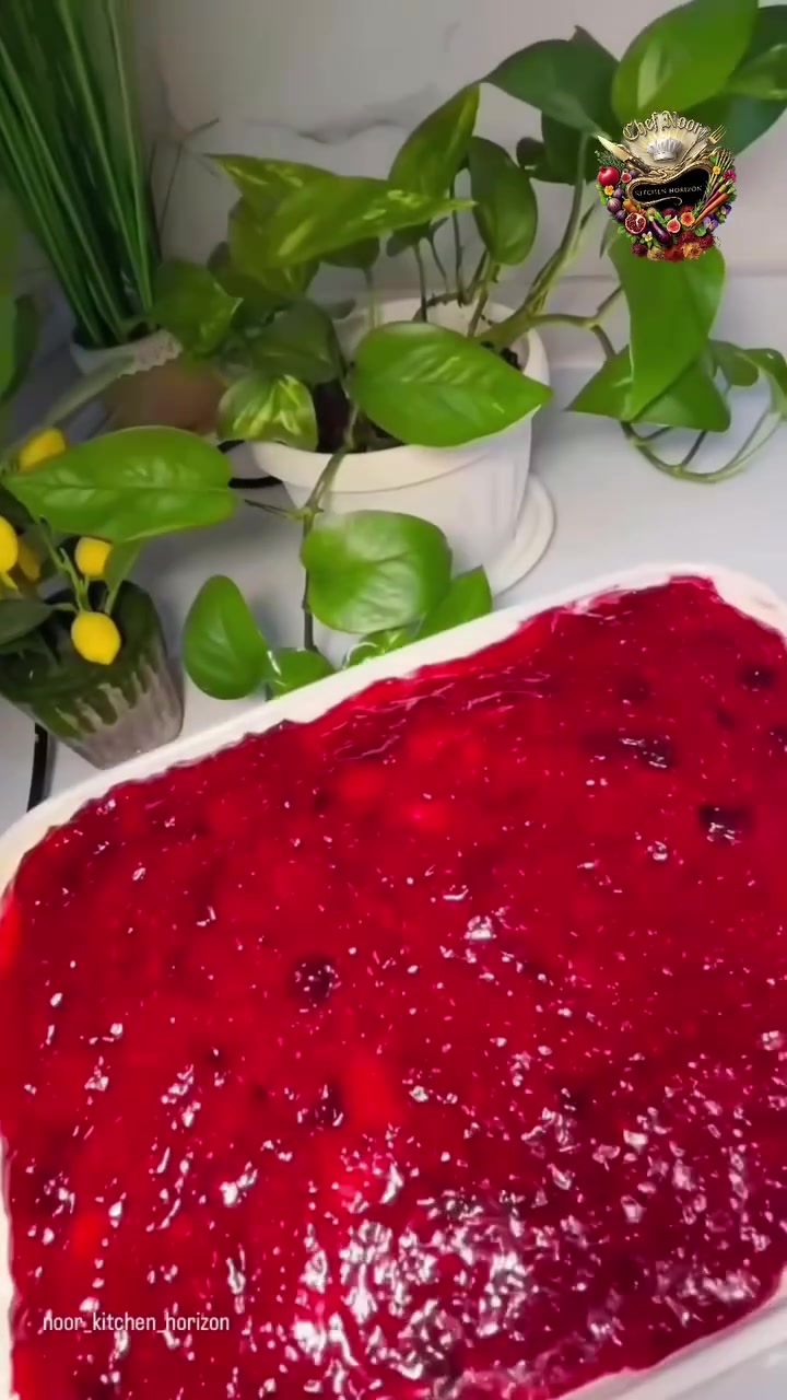 اسكبي صوص التوت البارد على الوجه وافرديه حتى الحواف