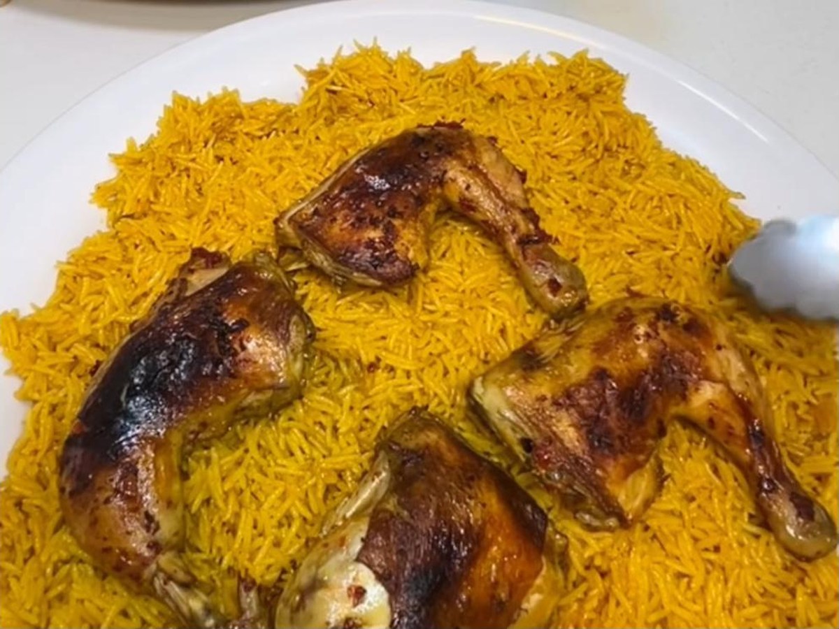 رتّبي الرز في صحن التقديم ووزّعي قطع الدجاج المحمّرة فوقه