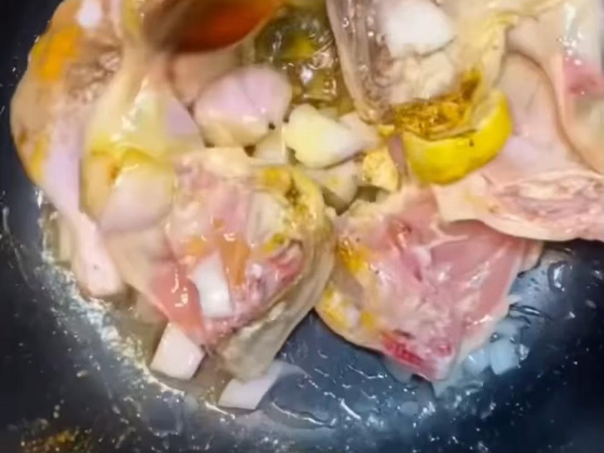 أضيفي الملح والفلفل الأسود والبهار المشكل والكركم والهيل