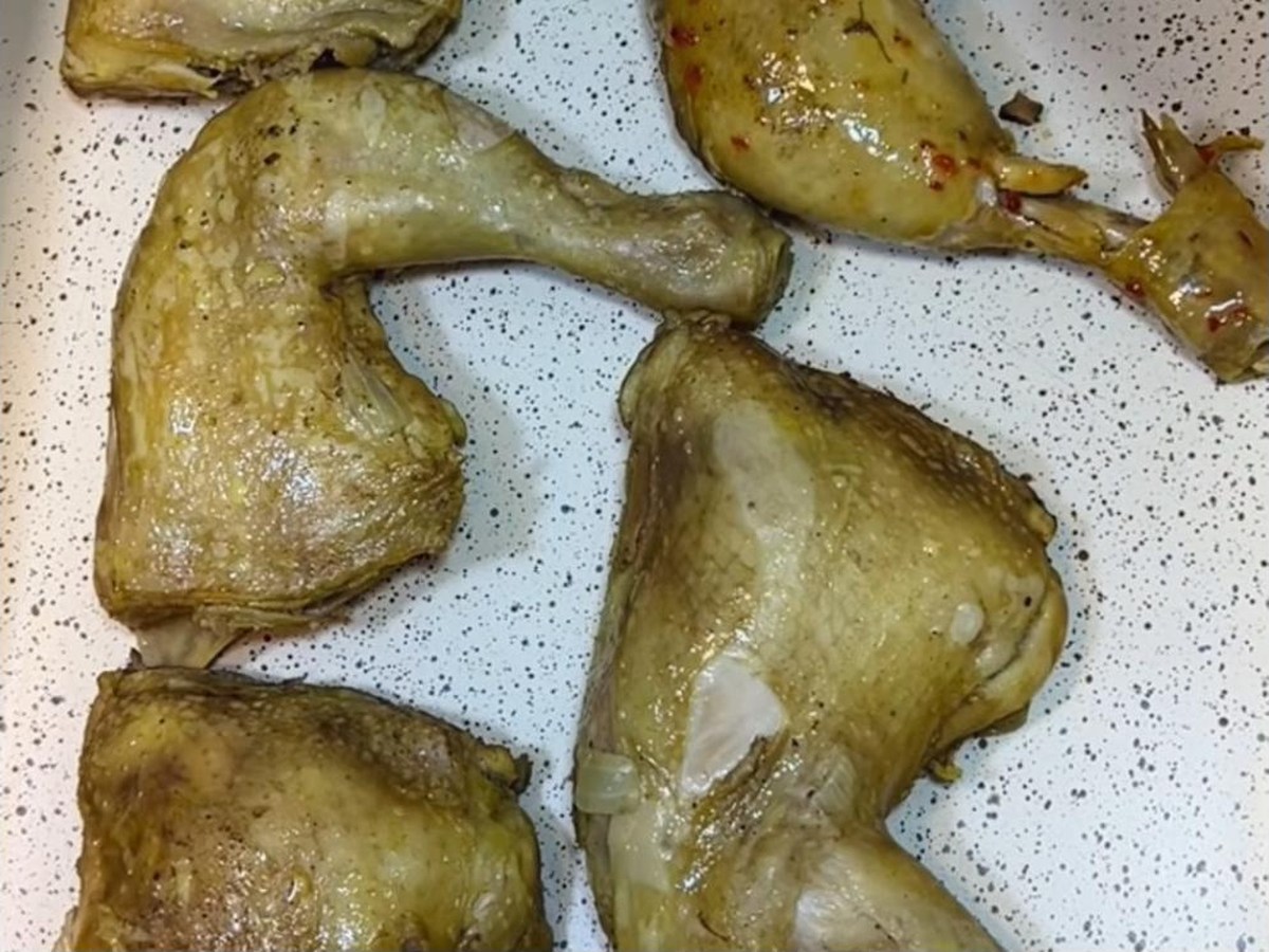 رتّبي قطع الدجاج في صينية ودهّنيها جيداً بخليط التحمير، ثم