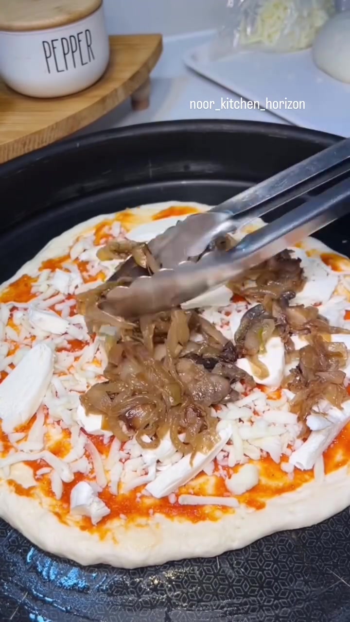 وزعي خليط البصل والمشروم ثم الموزاريلا بسخاء