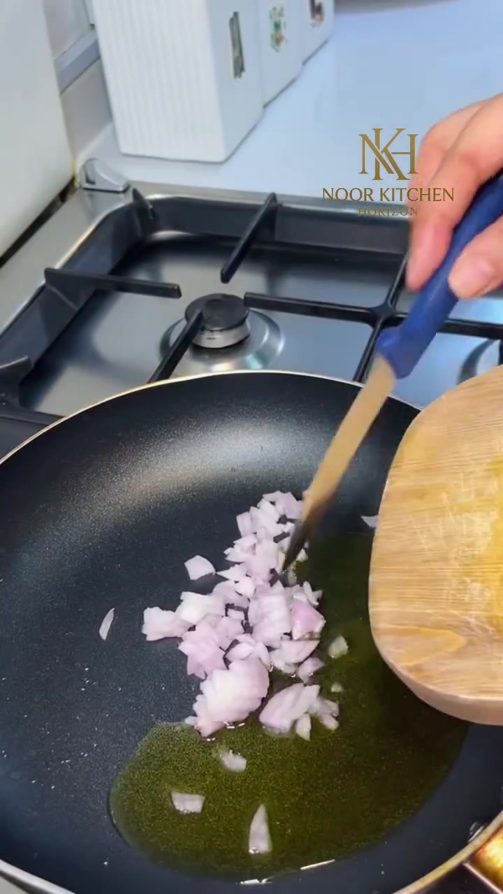 سخّني زيت الزيتون في مقلاة واسعة وشوّحي شرائح البصل حتى