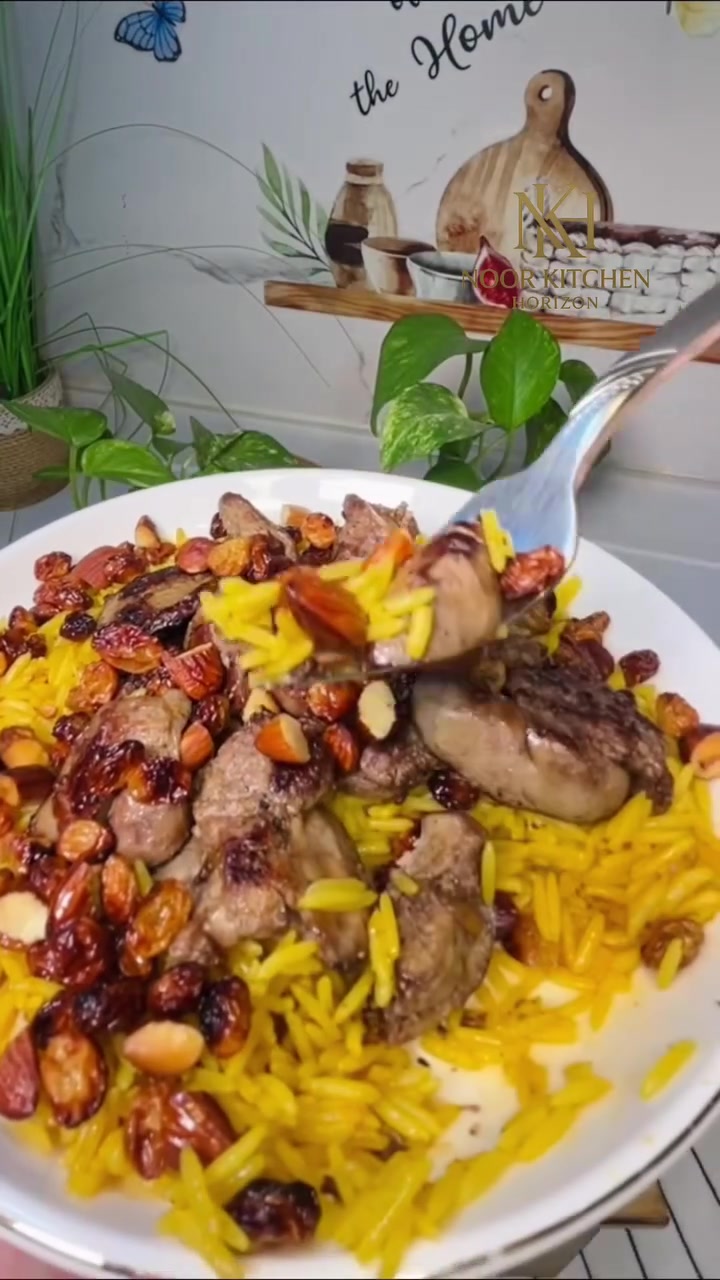 قدّميها ساخنة فوق أرز أصفر بالزعفران مع الزبيب واللوز