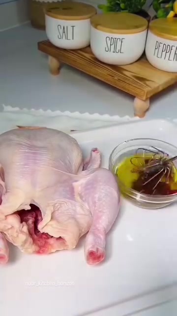 اخفقي عصير الليمون وزيت الزيتون والملح والفلفل والبهار