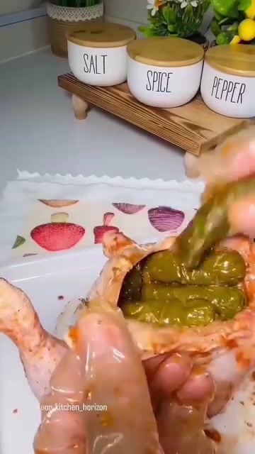 احشي جوف الدجاجة بورق العنب الملفوف مع رصه جيداً
