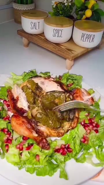 اتركيها ترتاح قليلاً، افتحيها لتظهر حبات ورق العنب، وقدميها