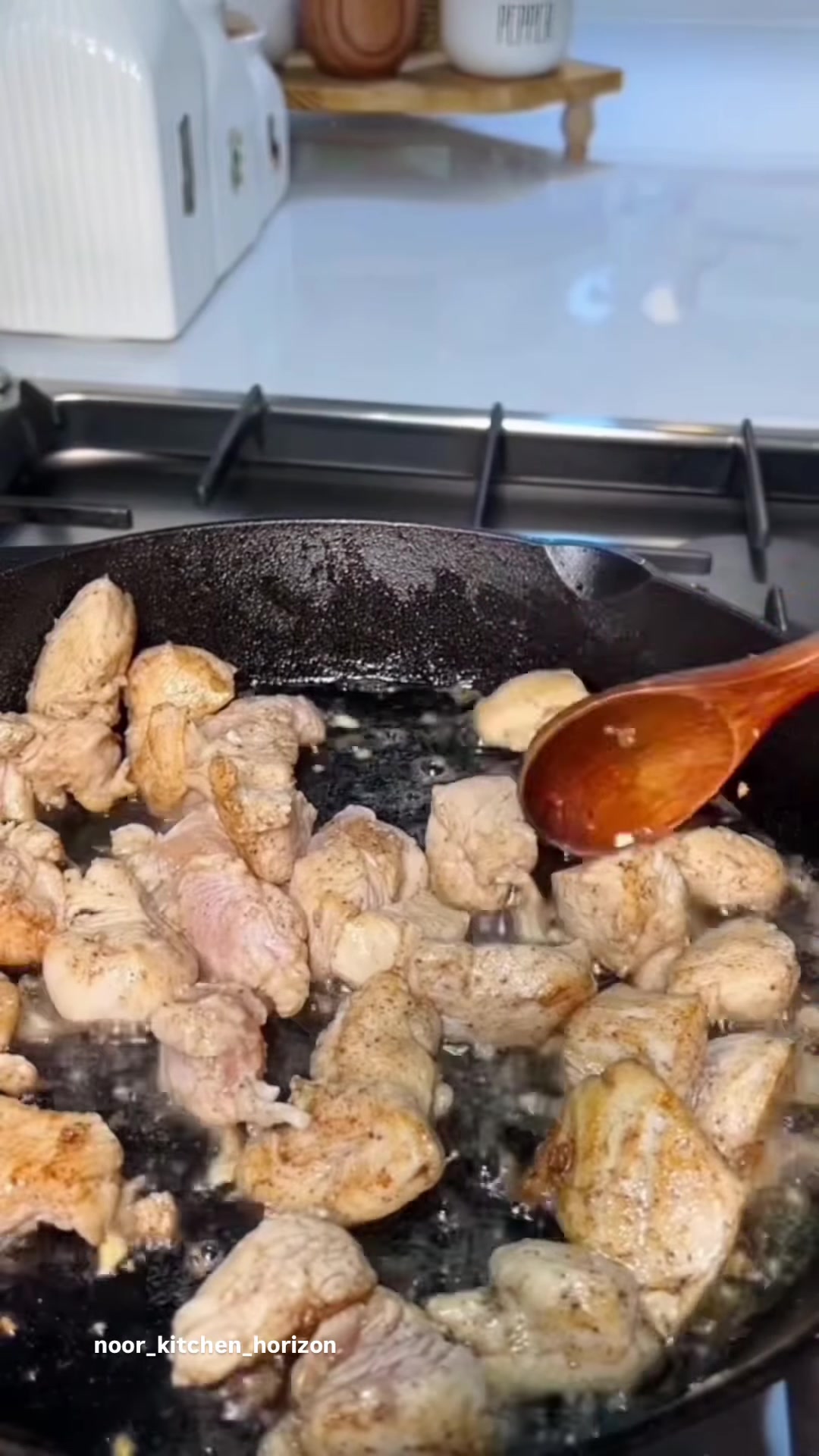 سخّني الزيت مع الزبدة وحمّري الدجاج حتى يصبح ذهبياً، ثم