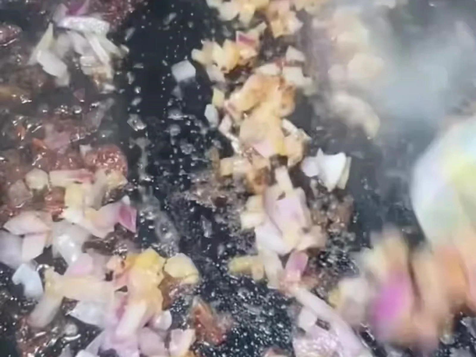 في نفس المقلاة، شوّحي البصل المفروم نحو ٣ دقائق حتى يذبل