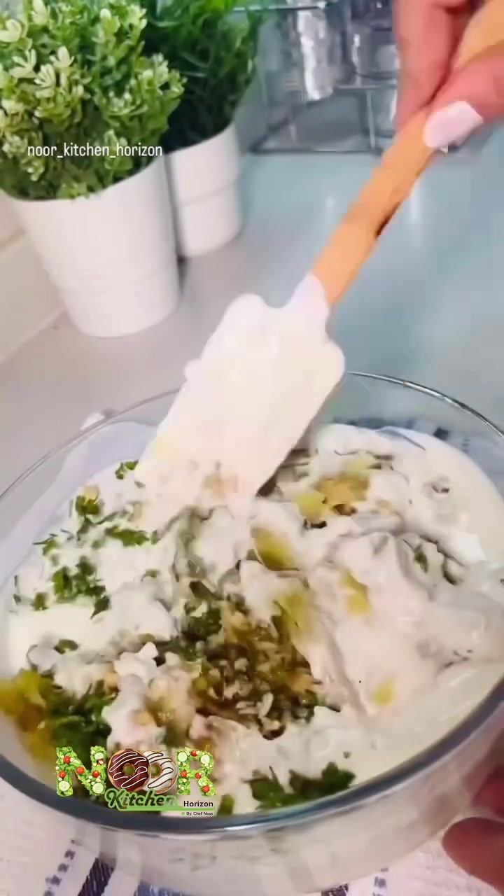 أضيفي الباذنجان المشوي للصوص مع الجوز ومعظم البقدونس وقلّبي
