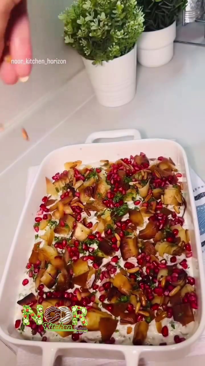 زيني بمزيد من الخبز المقرمش والبقدونس وحب الرمان والصنوبر
