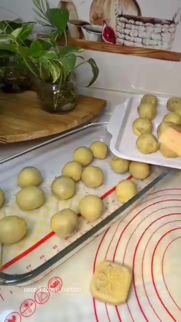 اضغطي كل حبة في قالب المعمول ثم انفضيها على الصينية