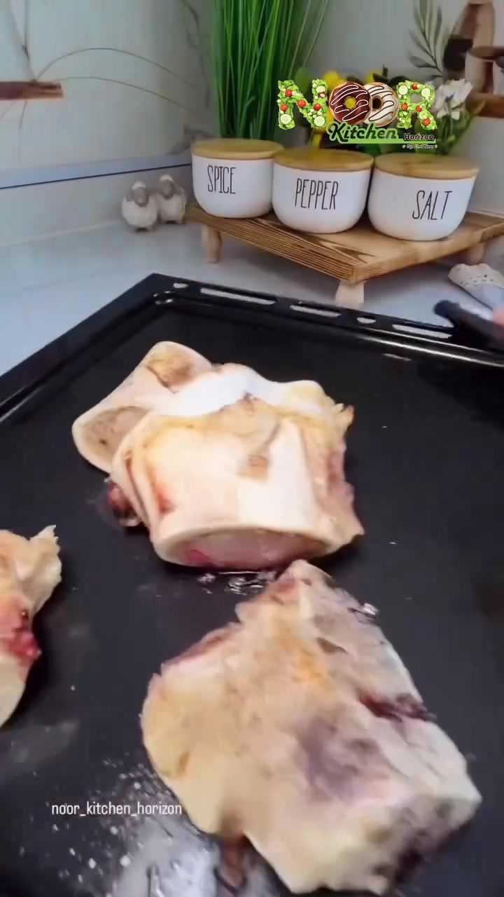 حمّصي عظام العجل مع زيت الزيتون والفلفل الأسود حتى تتحمر