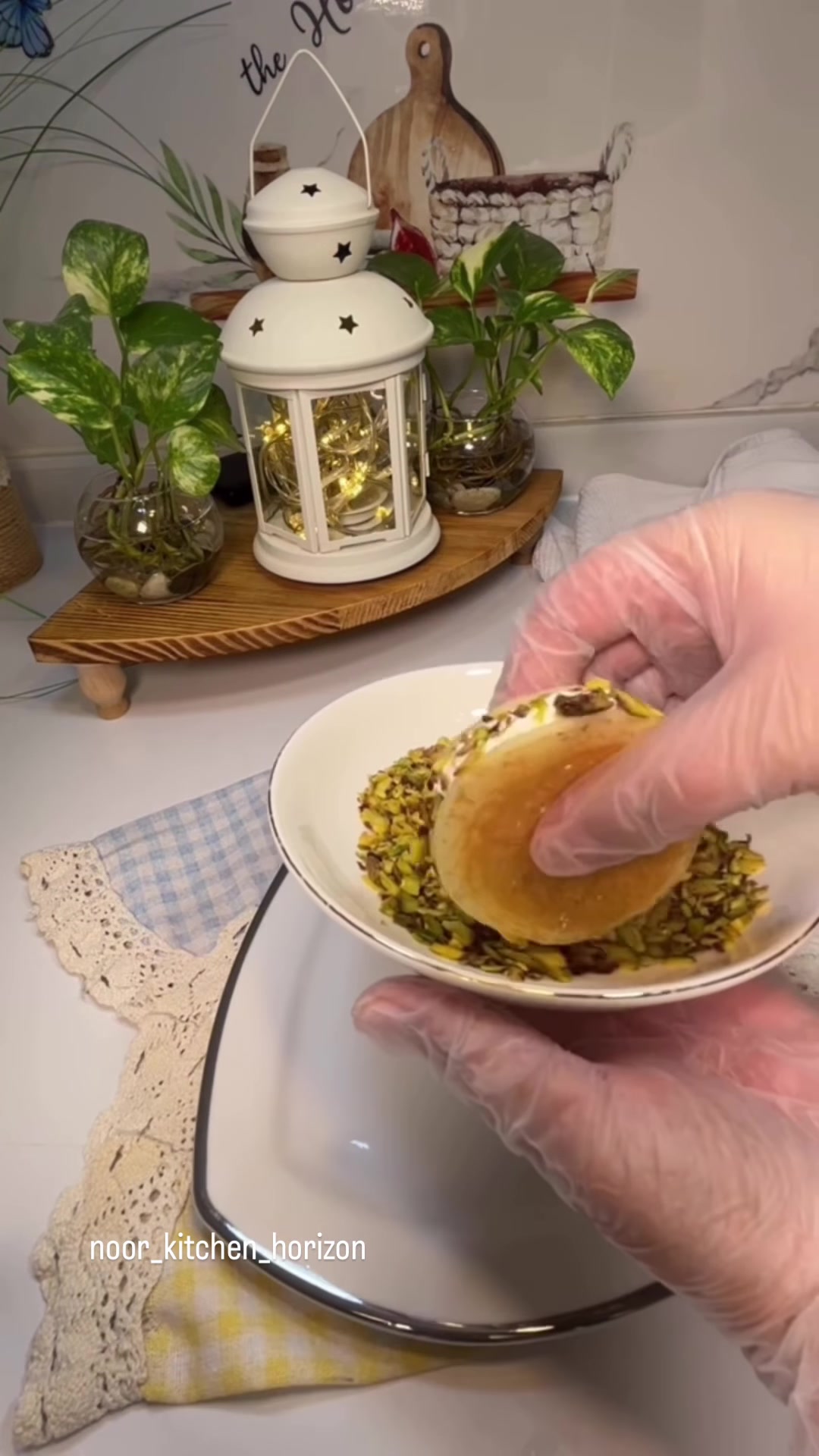 احشيها بالقشطة واطويها نصف إغلاق (وغمسي الطرف بالفستق)، أو