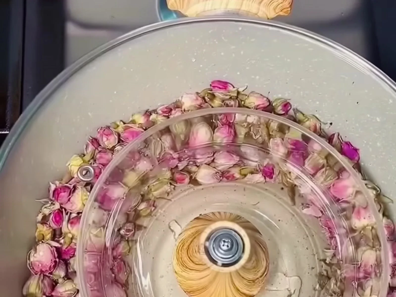 غطّي القدر بغطائه مقلوباً بحيث يشير المقبض إلى الأسفل نحو