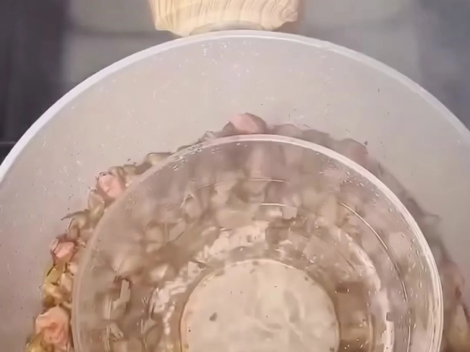 ارفعي الغطاء بحذر ومن الجهة البعيدة عنك، فالبخار المحتبس