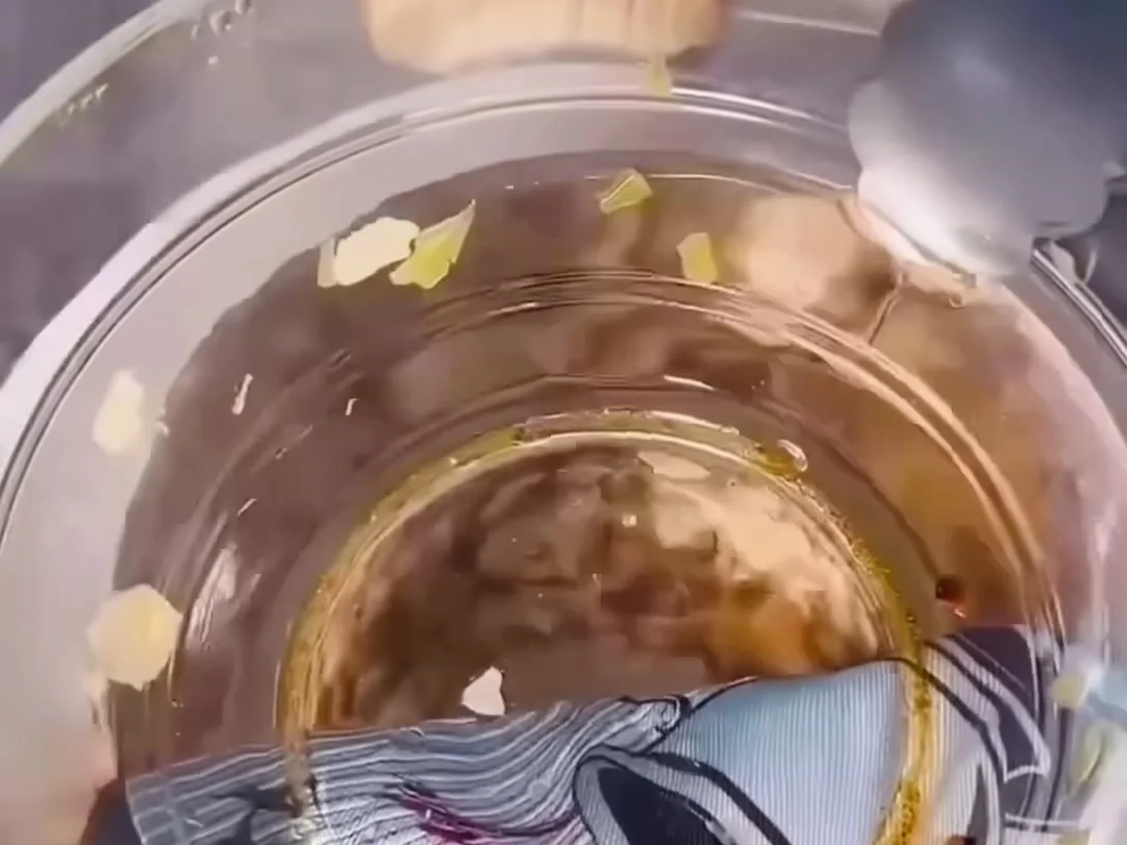 أخرجي الوعاء الداخلي بملقط أو قفّاز فرن