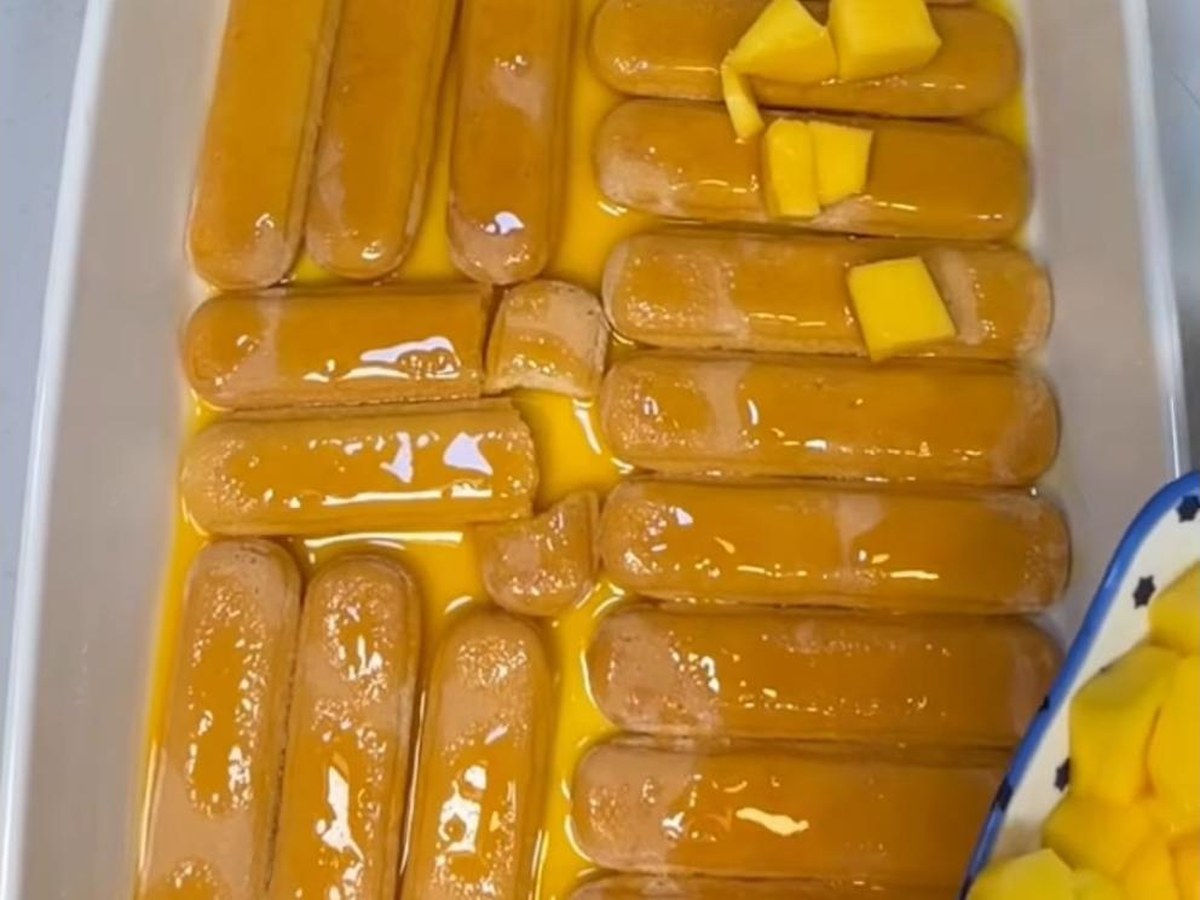 وزّعي نصف كمية مكعبات المانجا (من الحبتين) فوق طبقة الأصابع