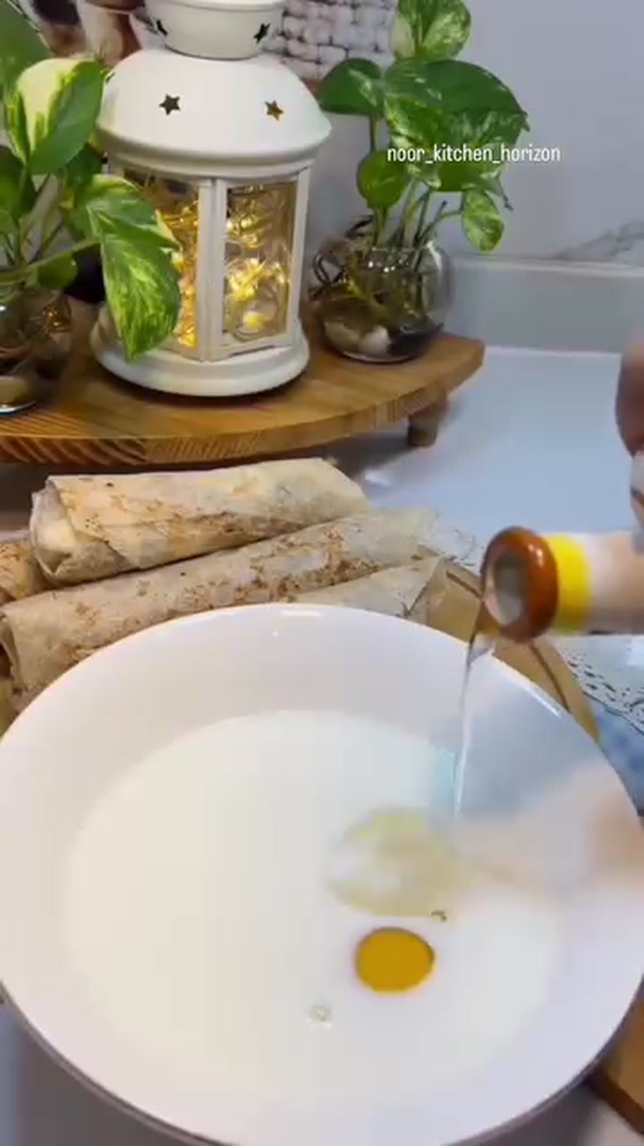 اخفقي الحليب والبيضة والزيت في طبق واسع