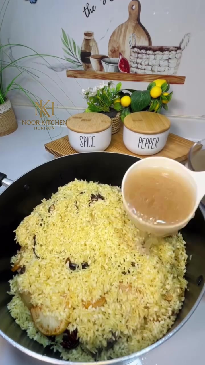 افردي الأرز المتبل فوق الطبقات واسكبي من المرق الساخن ما