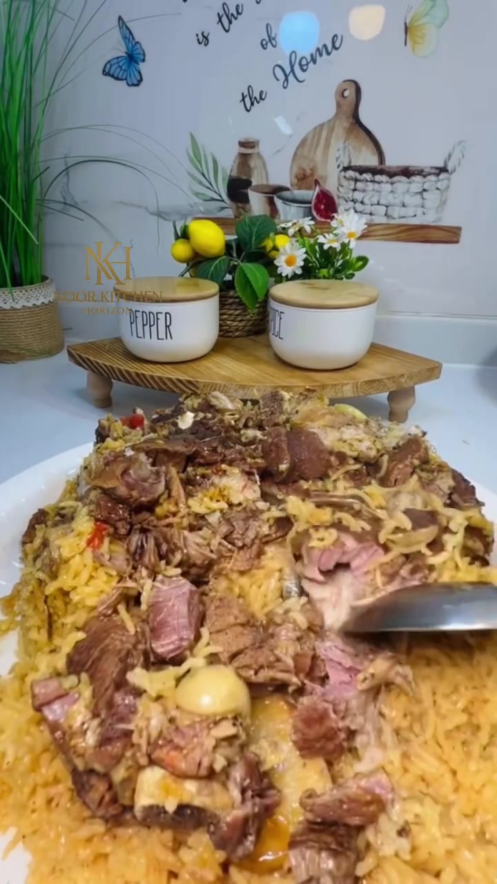 اتركيها ترتاح ١٠ دقائق، ضعي طبق التقديم فوق القدر واقلبيها
