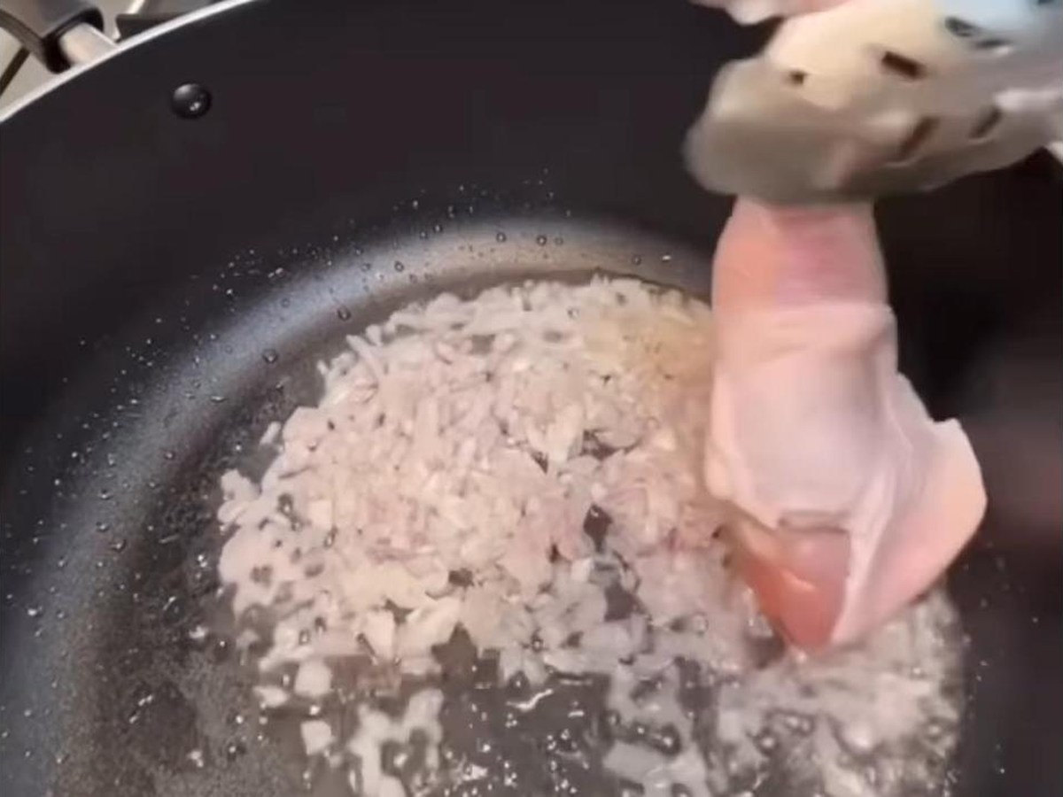 سخّني الزيت في قدر واسع وشوّحي البصل المفروم ناعماً حتى