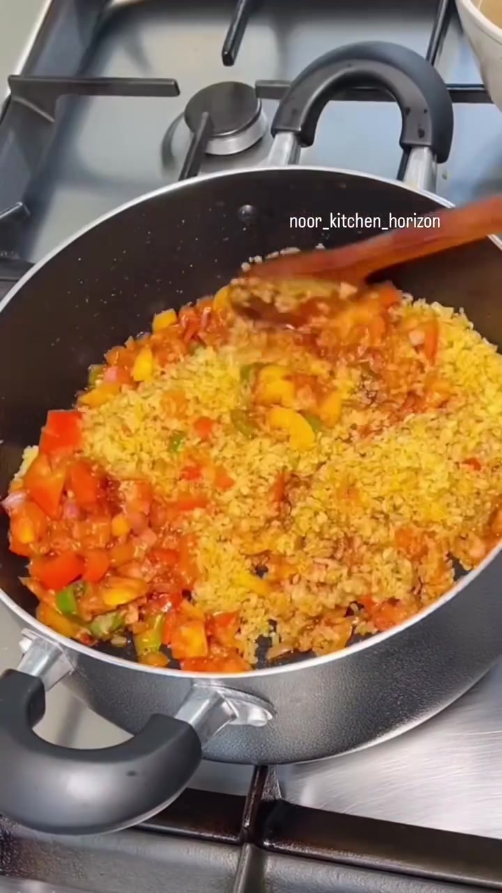 أضيفي البرغل المغسول وقلّبيه مع قاعدة البندورة