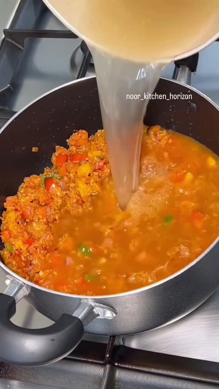 اسكبي المرق الساخن، اتركيه يغلي، ثم غطيه على نار هادئة نحو